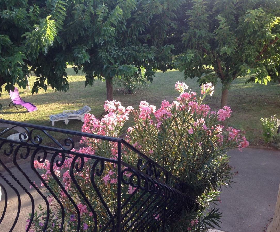 Au Mas Des Graviers Bed & Breakfast ซาลาวาส์ ภายนอก รูปภาพ