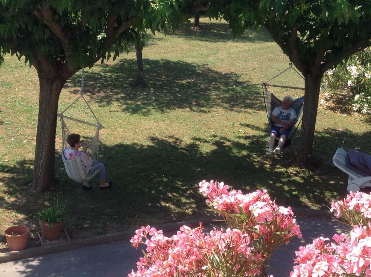 Au Mas Des Graviers Bed & Breakfast ซาลาวาส์ ภายนอก รูปภาพ
